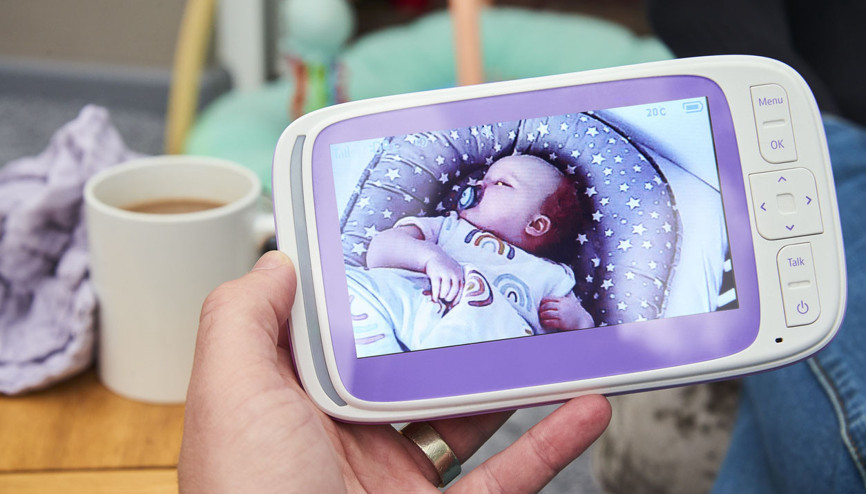 Monitörden bebeğini izlerken bir tuhaflık fark etti... Annenin dikkati sayesinde 6 aylık bebeğe nadir görülen bir retina kanseri teşhisi kondu