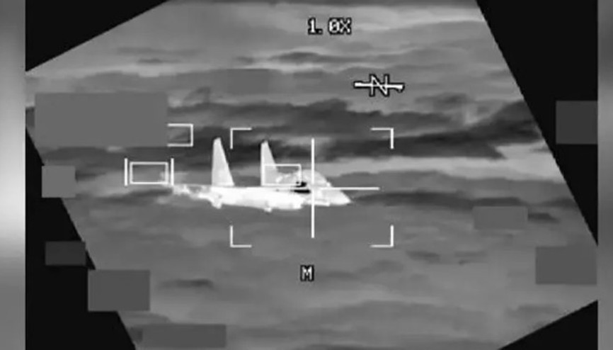 Çin jeti, ABD bombardıman uçağına 3 metre yaklaştı