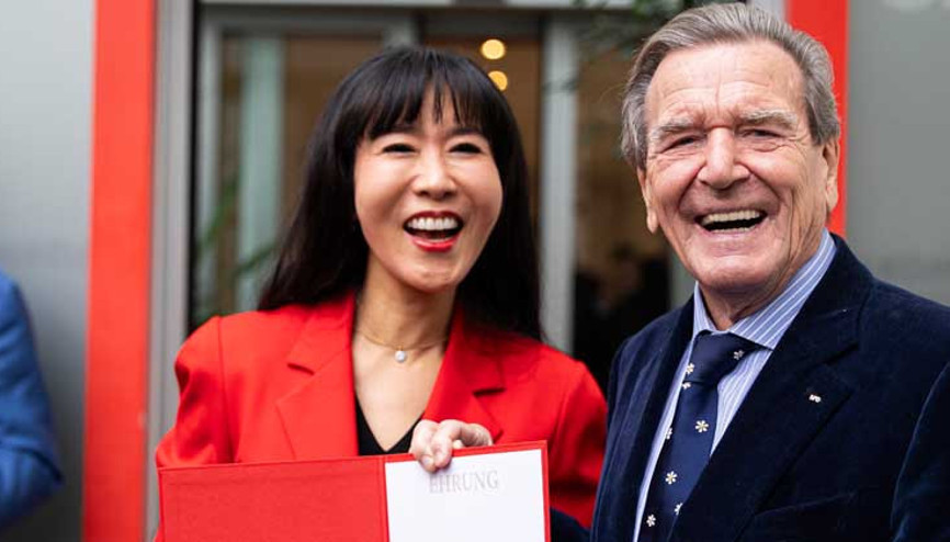 60’ıncı yılını dolduran Schröder’e partisinden onur belgesi