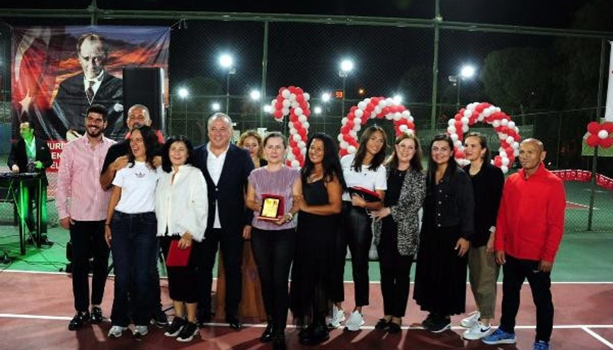 Cumhuriyet Tenis Turnuvasının geliri yurtta kalan öğrencilere Cumhuriyet Tenis Turnuvasının geliri yurtta kalan öğrencilere