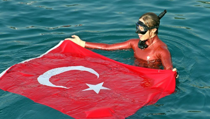 Şahika Ercümen, Cumhuriyet için Türk bayrağını denizde dalgalandırdı