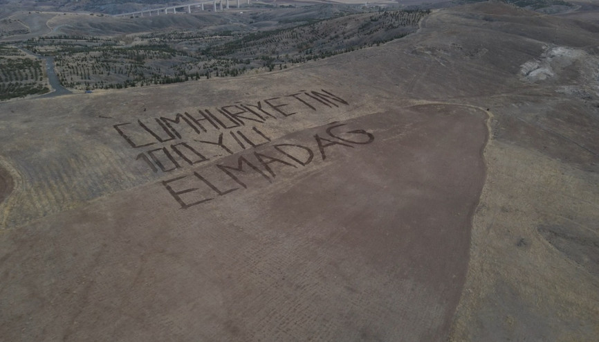 Elmadağlı çiftçilerden tarlaya 100. yıl yazısı