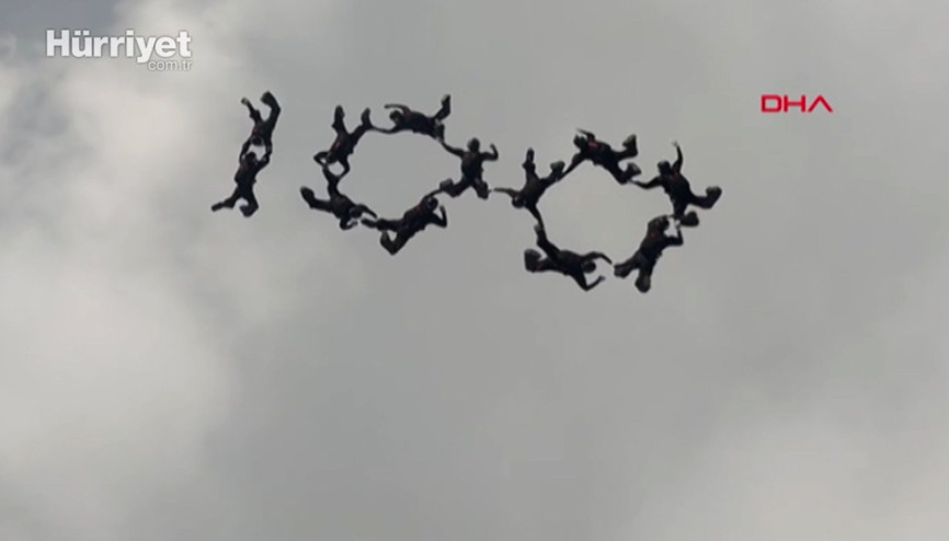 Uçaktan atlayan bordo bereliler, gökyüzünde 100 rakamı oluşturdu