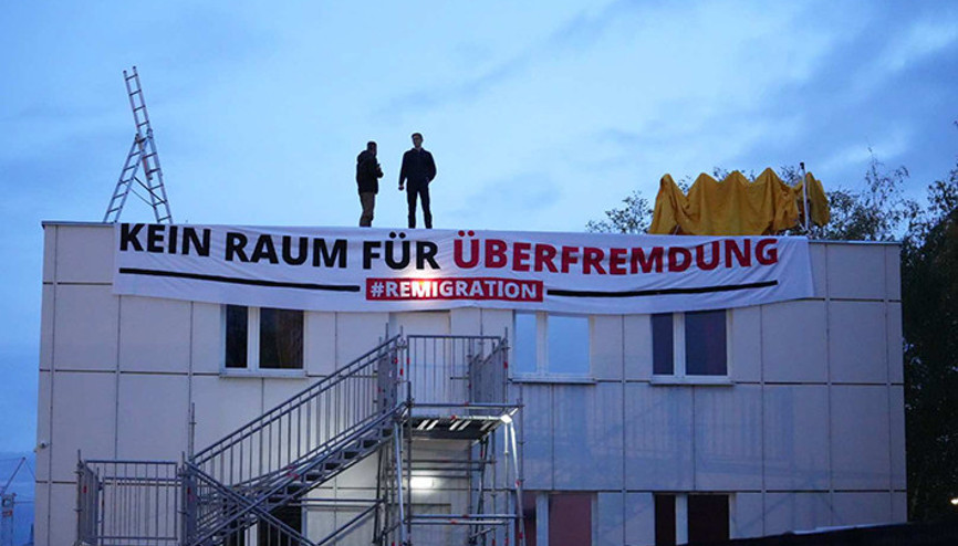 Sığınmacı yerleşkesini işgal ettiler