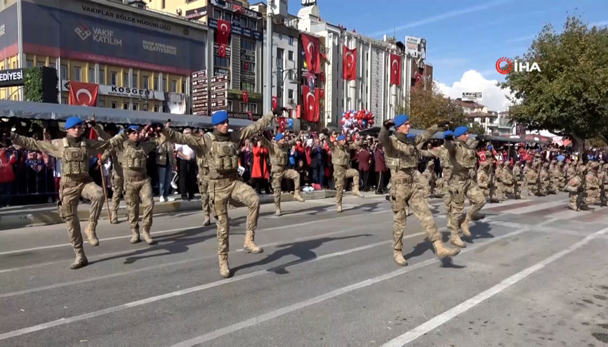 Cumhuriyet Bayramında komandoların zeybek oyunu hayran bıraktı