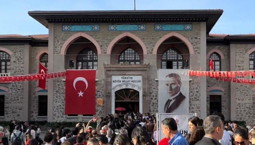 Bakan Ersoy duyurdu: Cumhuriyet Müzesinde ziyaretçi rekoru
