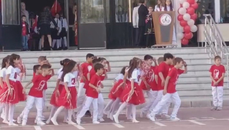 Afyonkarahisarda 29 Ekim gösterisinde tepki çeken görüntü İl Milli Eğitim Müdürlüğü inceleme başlattı Afyonkarahisarda 29 Ekim gösterisinde tepki çeken görüntü İl Milli Eğitim Müdürlüğü inceleme başlattı