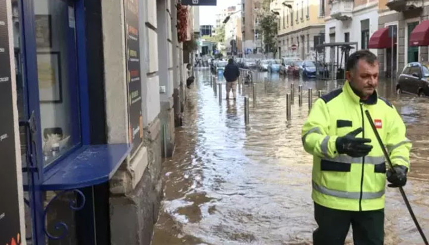 Milanoda sokaklar adeta göle döndü