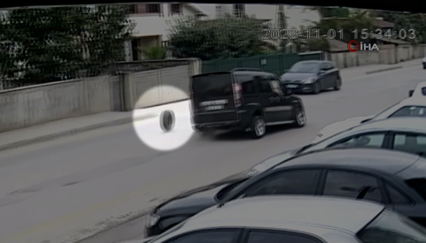 Seyir halinde kopan teker başka otomobile çarptı O anlar kamerada