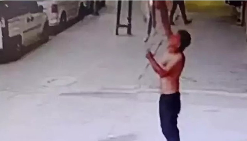 Bağcılar’da ilginç olay Gömleğini çıkarıp iş yerinin tabelasını böyle yaktı
