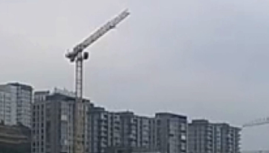 Küçükçekmecede kule vinç kırıldı; operatör şans eseri kurtuldu