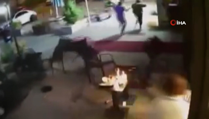 Beylikdüzü’nde şiddetli rüzgar masa ve sandalyeleri savurdu... O anlar kamerada Beylikdüzü’nde şiddetli rüzgar masa ve sandalyeleri savurdu... O anlar kamerada