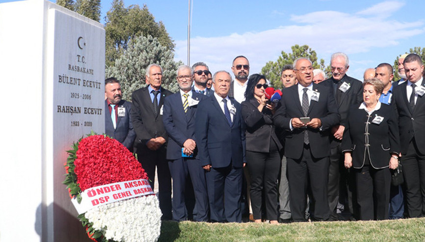 Bülent Ecevit, on yedinci ölüm yıl dönümünde mezarı başında anıldı