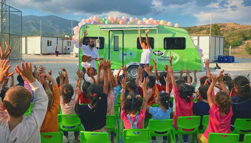 Deprem bölgesindeki çocuklara “Masal Karavanı” projesi ile destek Deprem bölgesindeki çocuklara “Masal Karavanı” projesi ile destek