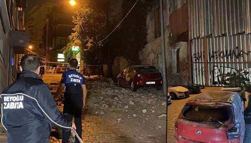 Beyoğlunda metruk binadan dökülen taşlar park halindeki 3 aracı pert etti
