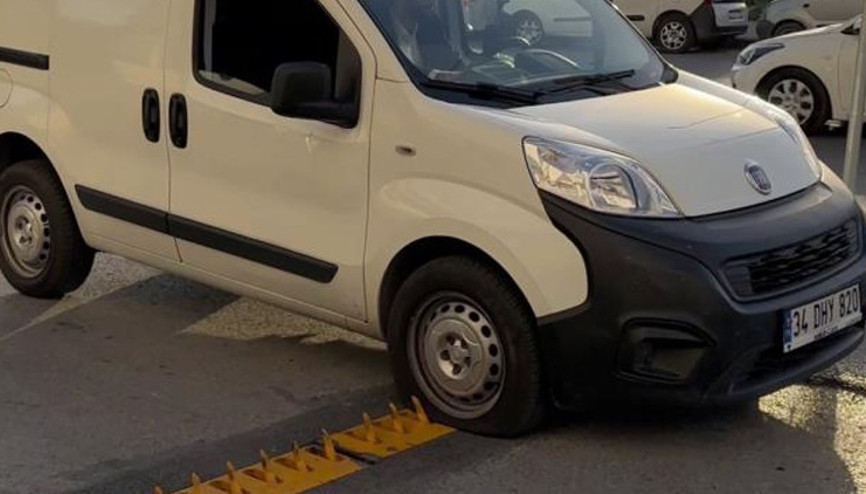 İstanbulda sürücülerin korkulu rüyası olan kapan... Yanı başındaki lastikçide kuyruk oluşuyor İstanbulda sürücülerin korkulu rüyası olan kapan... Yanı başındaki lastikçide kuyruk oluşuyor