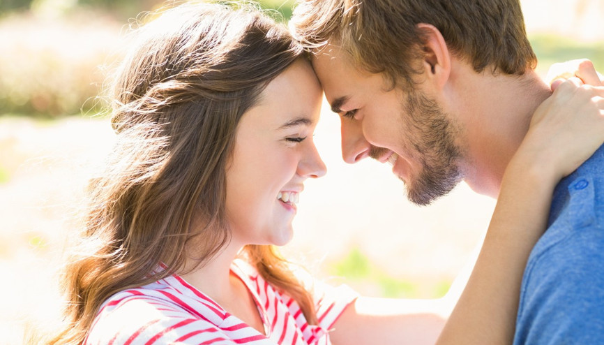 BİR SORUDAN FAZLASI | İlk görüşte aşk diye bir şey var mı