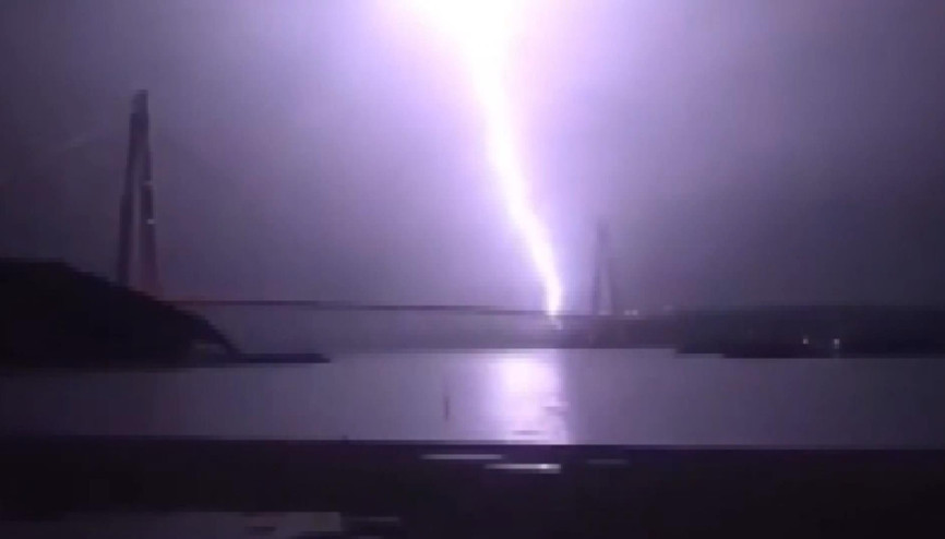 İstanbulda gökyüzü şimşeklerle aydınlandı