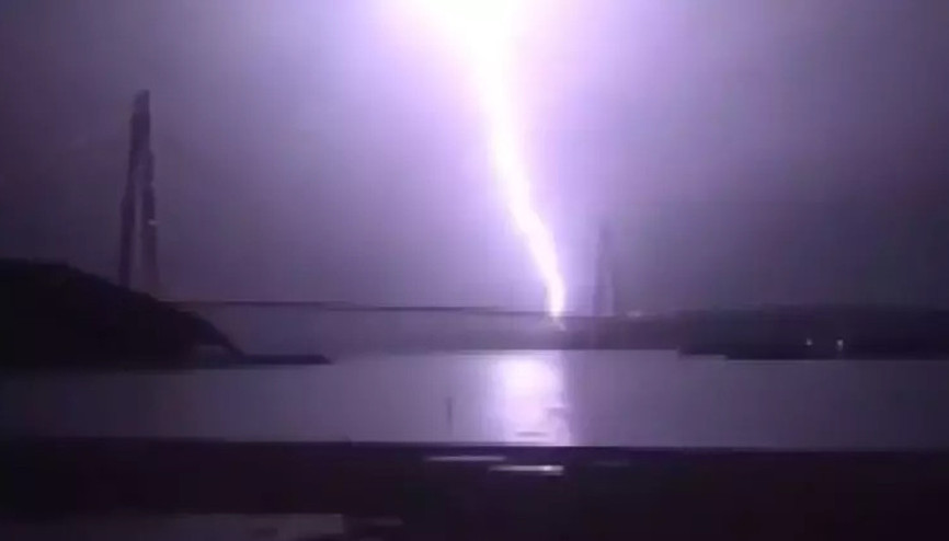 Yavuz Sultan Selim Köprüsünde yıldırım düşme anı kamerada