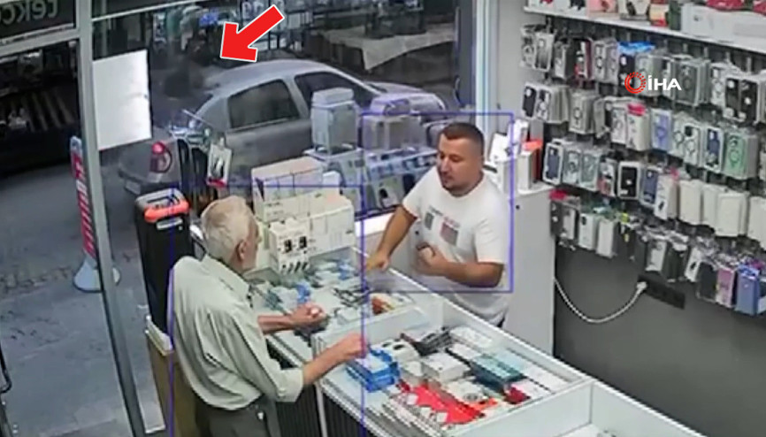 Seyir halindeki otomobilin üzerine keçi düştü O anlar kamerada