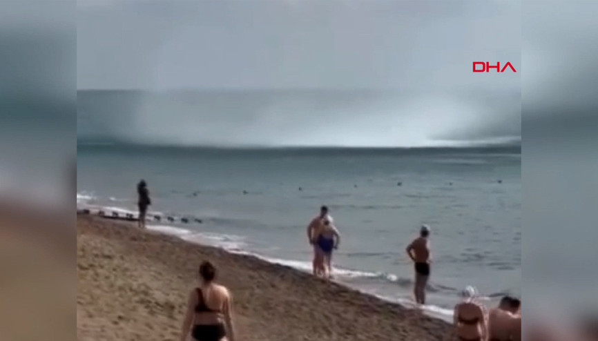 Antalya Lara plajında hortum paniği Sağa sola kaçıştılar