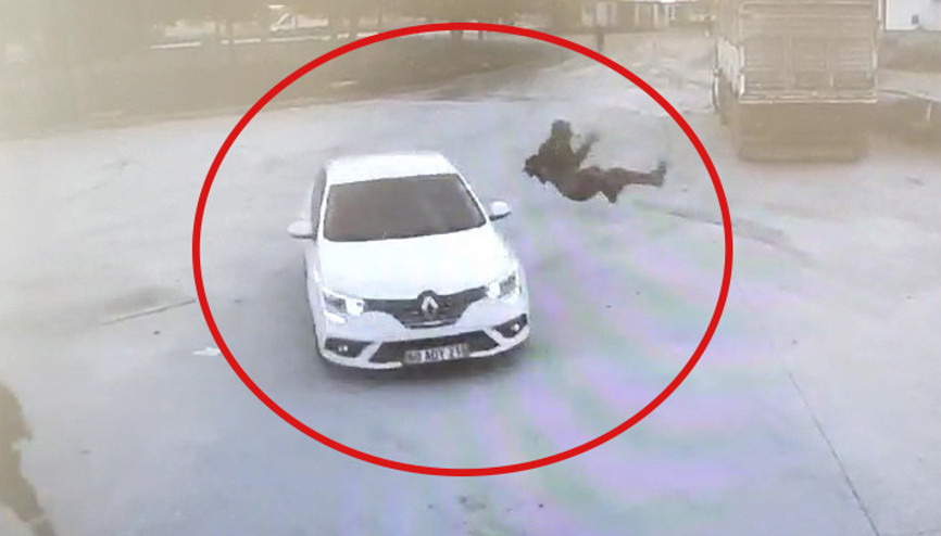 Tokatta korkunç olay: Ağabeyini öldüren kişinin ağabeyine otomobille çarptı