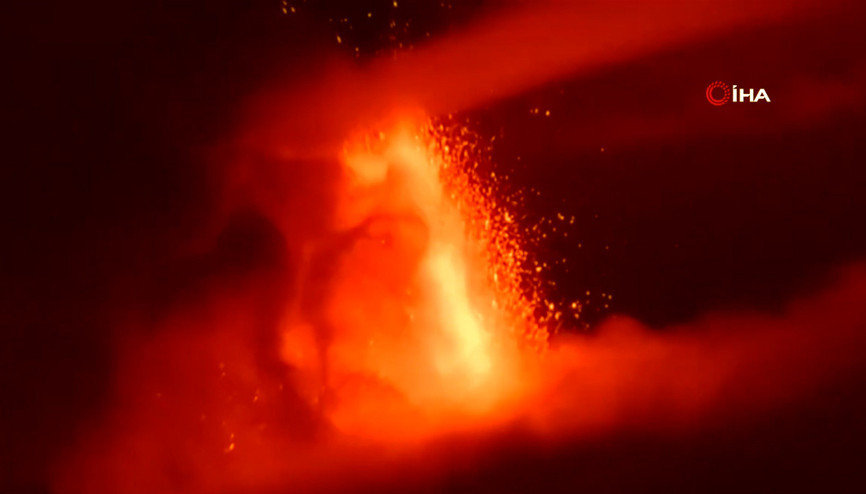 Etna Yanardağı yeniden faaliyete geçti