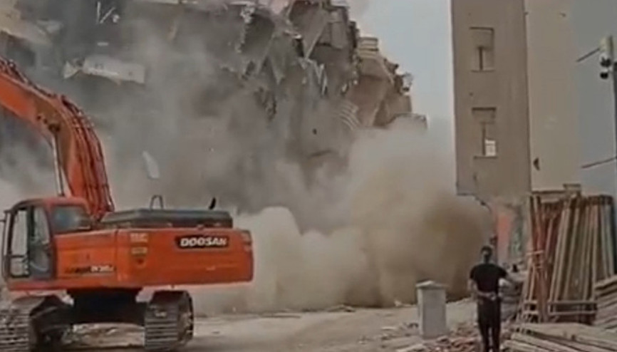 Depremde ağır hasar alan 7 katlı bina, yıkım çalışmasında çöktü