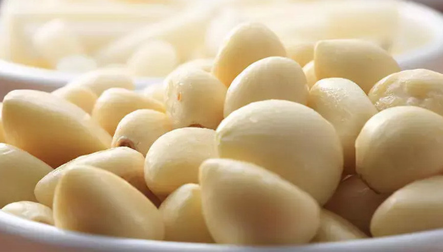 Sarımsağı jet hızıyla soymanın yolu… Kabuğundan çıkarmak için birkaç saniye yetiyor Sarımsağı jet hızıyla soymanın yolu… Kabuğundan çıkarmak için birkaç saniye yetiyor