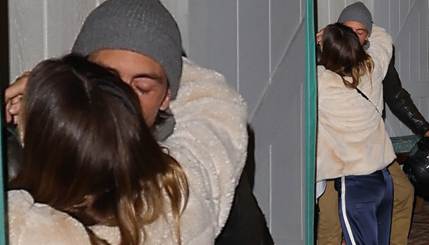 Şimdi yine dedikodu çıkacak... Kapı önünde sarmaş dolaş oldular