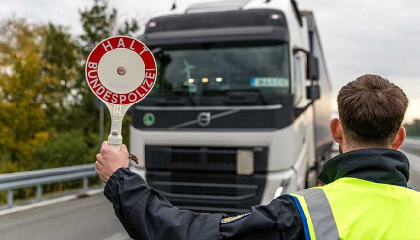Sınır kontrollerinde 11 bin kaçak yakalandı
