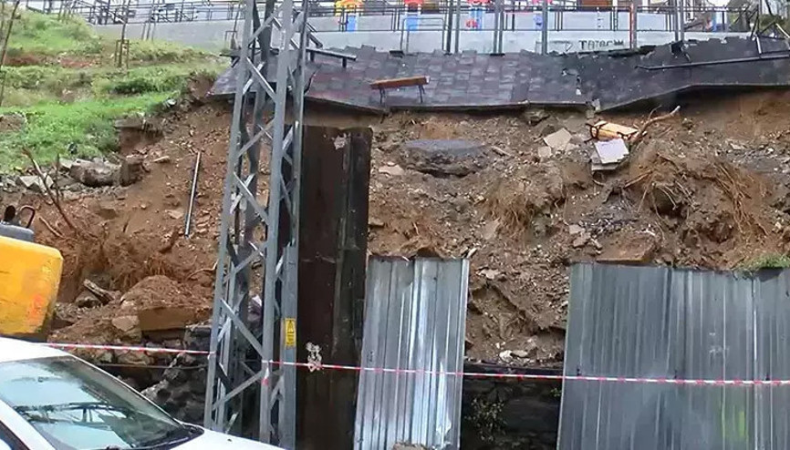 Eyüpsultanda çocuk parkında toprak kayması