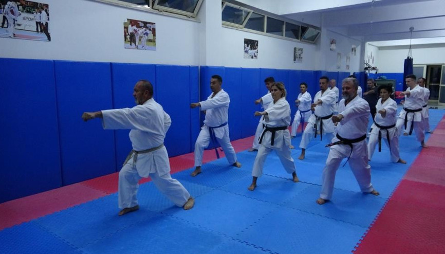 30 yıl sonra tekrar bir araya geldiler Aynı karate salonu öğrencileri...