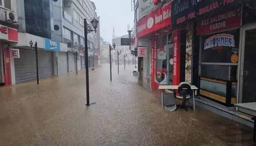 Zonguldak’ta sağanak ve fırtına Ağaçlar devrildi, yollarda su birikintileri oluştu