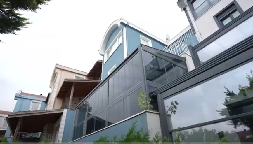 Ünlü sanatçı Hakan Peker üç katlı villasının kapısını ilk kez açtı...  Yıllardır hatıra olarak saklıyor