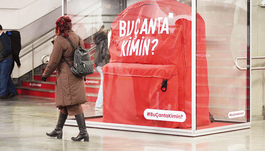 2 metrelik dev çanta burs başvurularını iki katına çıkardı 2 metrelik dev çanta burs başvurularını iki katına çıkardı