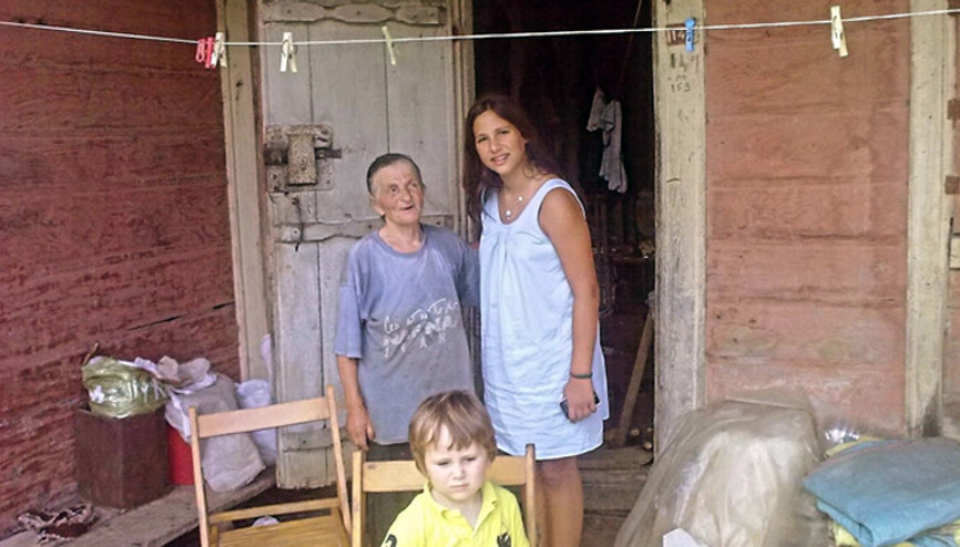 İpte asılı mandallar, iki tahta sandalye... Zehra ile Kaya köy evinde