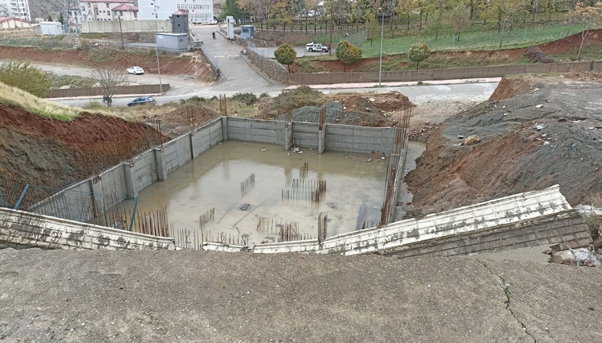 Batmanda istinat duvarı yıkıldı