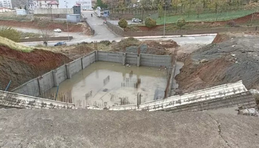 Batman Sasonda okulun istinat duvarı çöktü