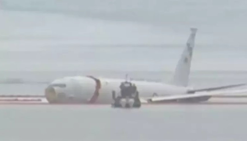 Hawaiide ABD donanmasına ait uçak, pisti geçip denize düştü