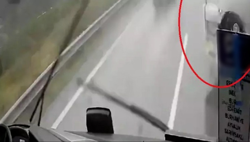 Yolcu otobüsü, aniden şerit değiştiren hafriyat kamyonuna çarptı Kaza anı kamerada
