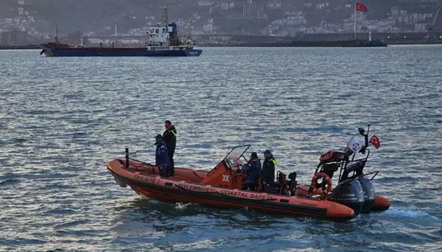 Zonguldakta kayıp 11 denizciyi arama çalışmaları sürüyor
