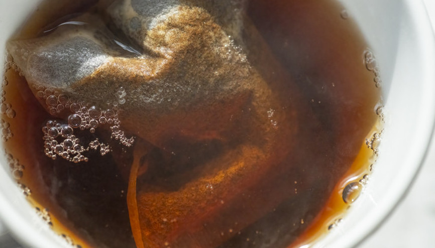 Bir çay kaşığı tüm kalıntıyı söküp atıyor Kıyafet, halı ve koltuktaki inatçı çay lekelerine en kolay çözüm Bir çay kaşığı tüm kalıntıyı söküp atıyor Kıyafet, halı ve koltuktaki inatçı çay lekelerine en kolay çözüm