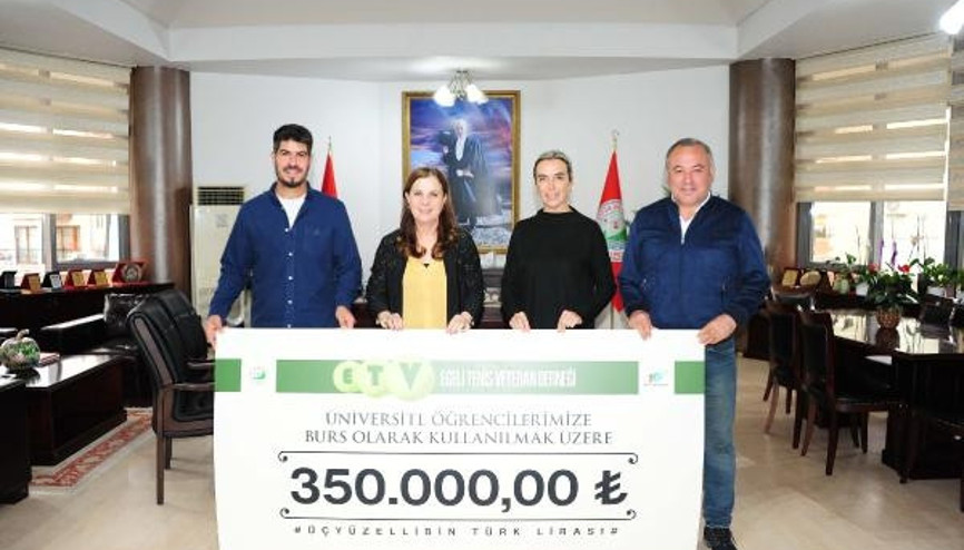 Tenis turnuvasının geliri öğrencilere burs oldu Tenis turnuvasının geliri öğrencilere burs oldu