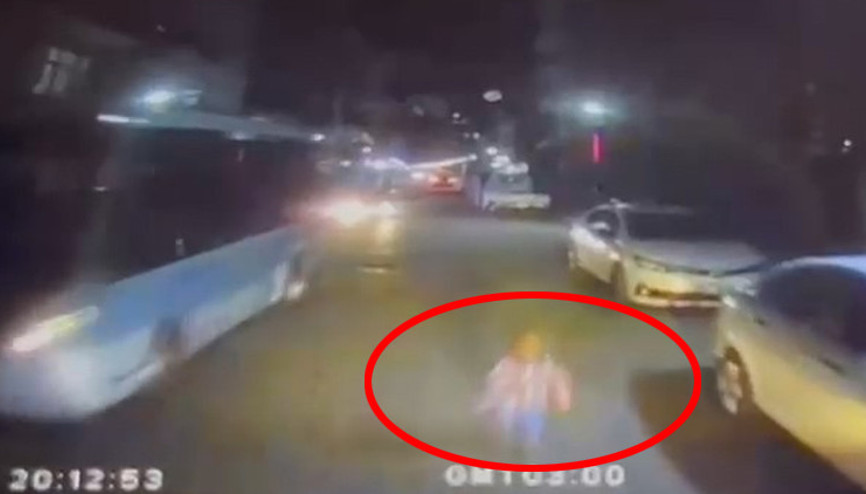 Rize’de dolmuş şoförünün dikkati kazayı kıl payı önledi... O anlar kamerada Rize’de dolmuş şoförünün dikkati kazayı kıl payı önledi... O anlar kamerada