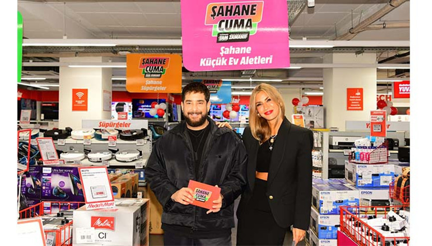 Çağla Şıkel ve Enis Arıkan  hem ‘Şahane Cuma’ alışverişi yaptı hem de eğlendi