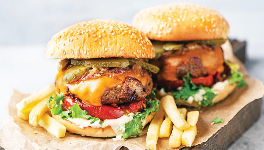 Çeşit çeşit malzeme, kat kat burger Çeşit çeşit malzeme, kat kat burger