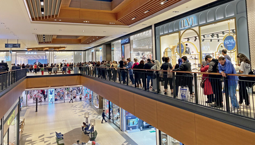 Saatlerce kuyrukta beklediler en ucuz ürünü kapmak için yarıştılar: İndirim çılgınlığı