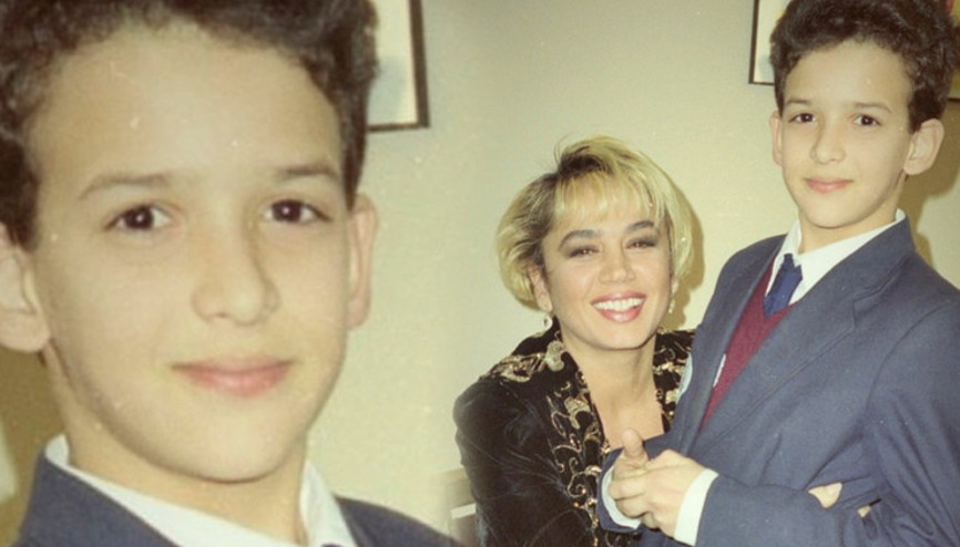 80lerin sonu...  Bu çocuk büyüdü, konserinde Sezen şarkıları söylüyor