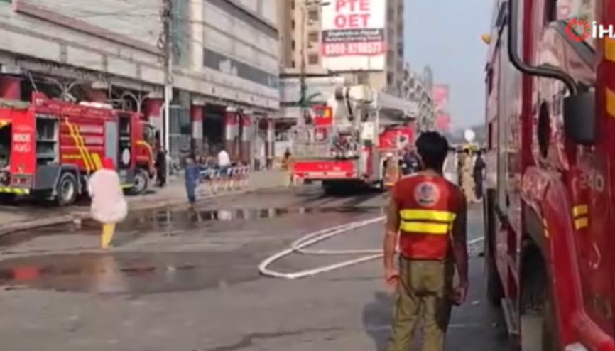 Pakistanda alışveriş merkezinde yangın çıktı: 11 kişi hayatını kaybetti